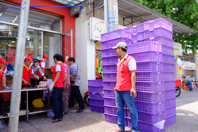 Nhiều chị em Sài Gòn chen chúc từ sáng sớm, hùn tiền mua thịt heo giảm giá “sốc” - Ảnh 13.