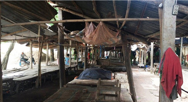 Thanh niên vác dao chém loạn xạ trong chợ, 1 người gục trên vũng máu - Ảnh 1. Thanh niên vác dao chém loạn xạ trong chợ, 1 người gục trên vũng máu - Ảnh 1.