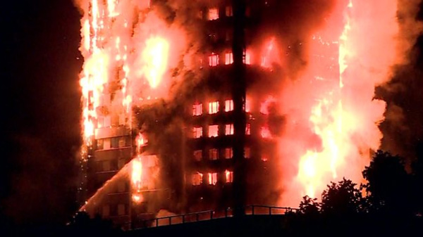 Chung cư 24 tầng ở Anh cháy ngùn ngụt, nhiều người mắc kẹt - Ảnh 1.