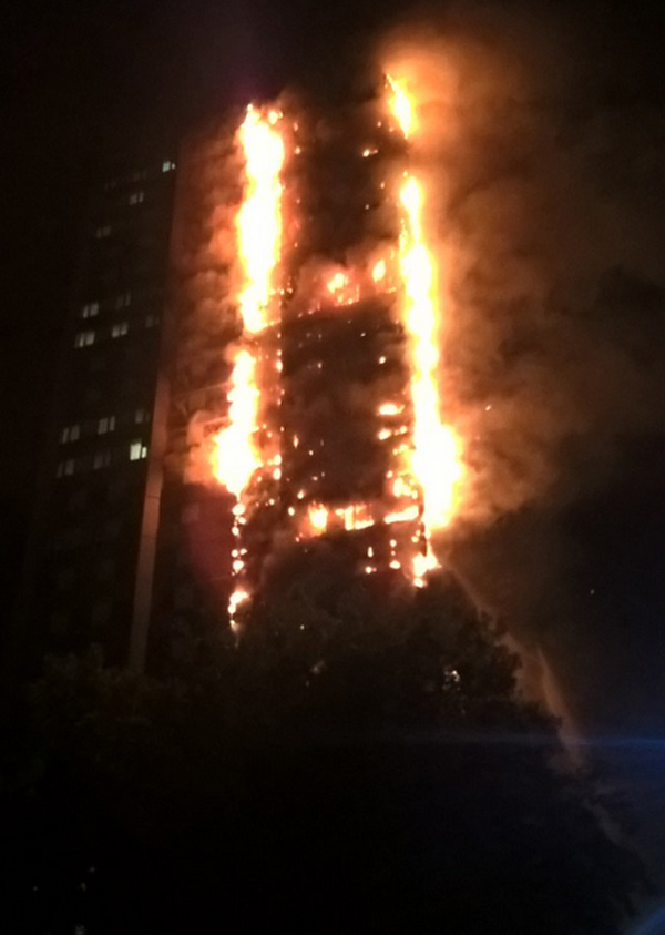 Chung cư 24 tầng ở Anh cháy ngùn ngụt, nhiều người mắc kẹt - Ảnh 2.