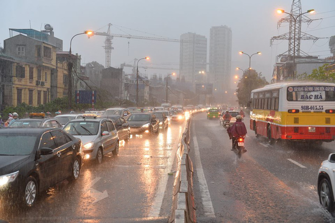 Mưa lớn trút xuống vào giờ tan tầm, ô tô xếp hàng dài trên đường phố Hà Nội - Ảnh 3.