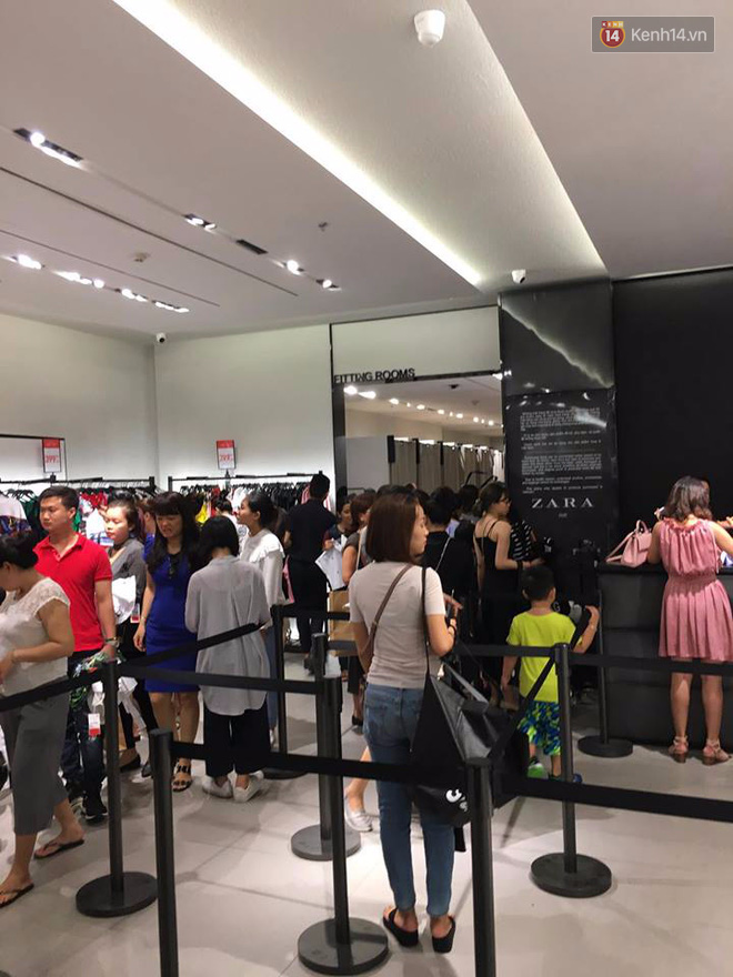 Store Zara ở Sài Gòn chật cứng người mua sắm trong ngày sale đầu tiên - Ảnh 2.