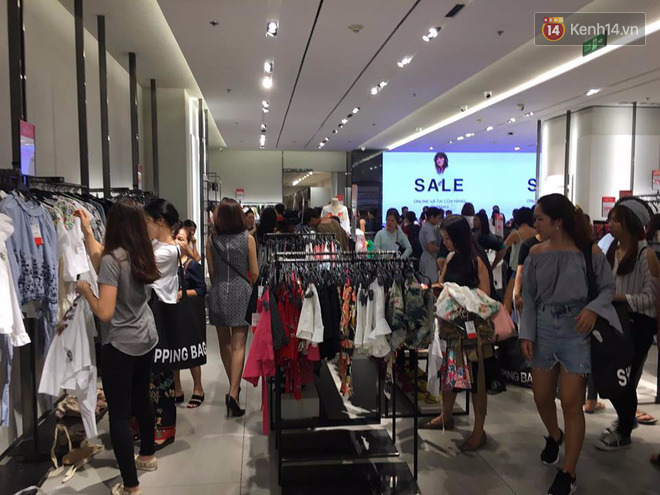 Store Zara ở Sài Gòn chật cứng người mua sắm trong ngày sale đầu tiên - Ảnh 3.