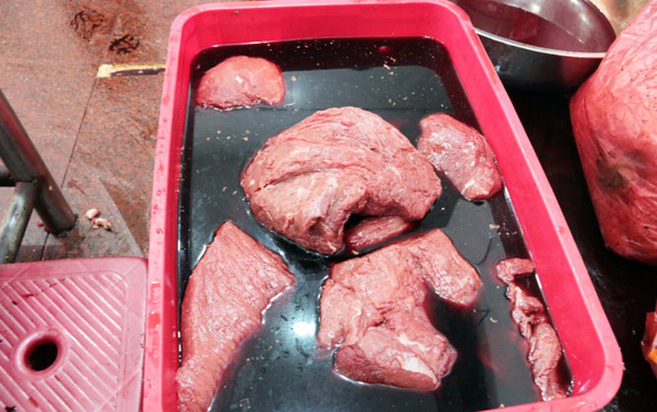 Đi chợ mua thịt bò thì cứ phải “tay ấn, mắt soi”, bảo đảm không sợ nhầm thịt trâu hay lợn sề trà trộn - Ảnh 1.