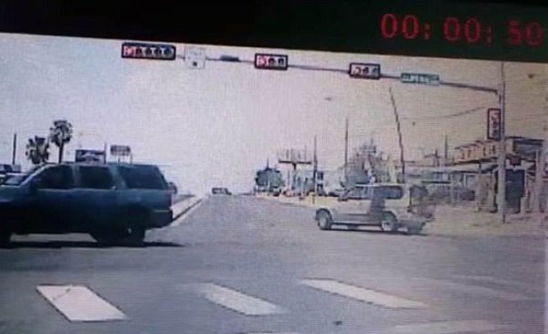Video: Không được mẹ thắt dây an toàn, bé trai 1 tuổi bị hất văng từ xe hơi xuống đường - Ảnh 1.