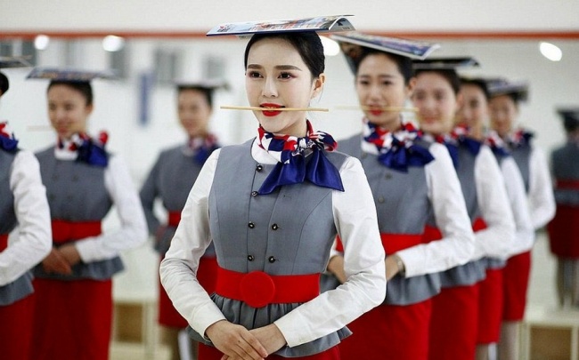 Những bài tập khó nhằn dành cho các cô gái xinh đẹp nuôi mộng làm tiếp viên hàng không ở Trung Quốc - Ảnh 1.