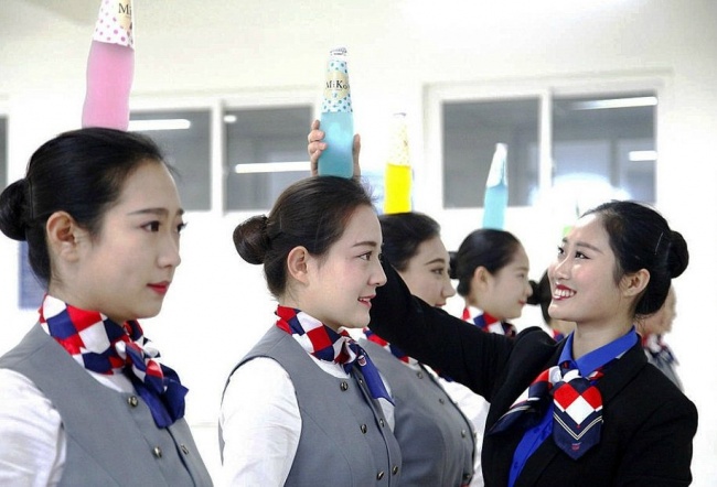 Những bài tập khó nhằn dành cho các cô gái xinh đẹp nuôi mộng làm tiếp viên hàng không ở Trung Quốc - Ảnh 2.