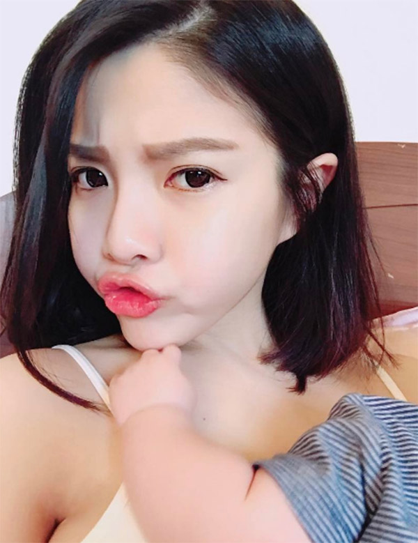 Vừa cho con bú vừa selfie khoe thanh xuân phơi phới, mẹ sữa bị dân mạng chỉ trích làm màu - Ảnh 4.