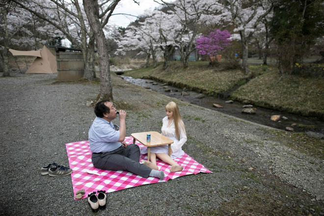 Người đàn ông Nhật Bản sống cùng vợ con và những cô búp bê tình dục xinh đẹp - Ảnh 2.