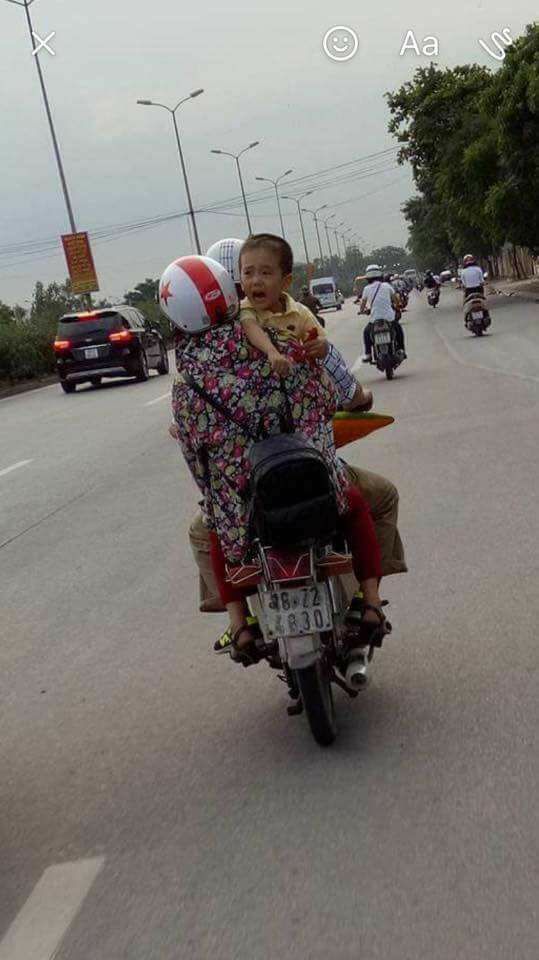 Anh bé trai mất tích ở Quảng Bình nói về bức ảnh em bé khóc trên xe máy: 80% đó là em tôi! - Ảnh 2.