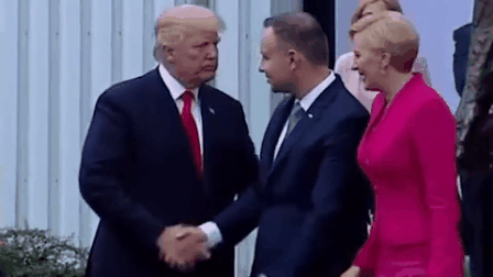 Tổng thống Trump bị Đệ nhất phu nhân Ba Lan ngó lơ khi định bắt tay - Ảnh 1.