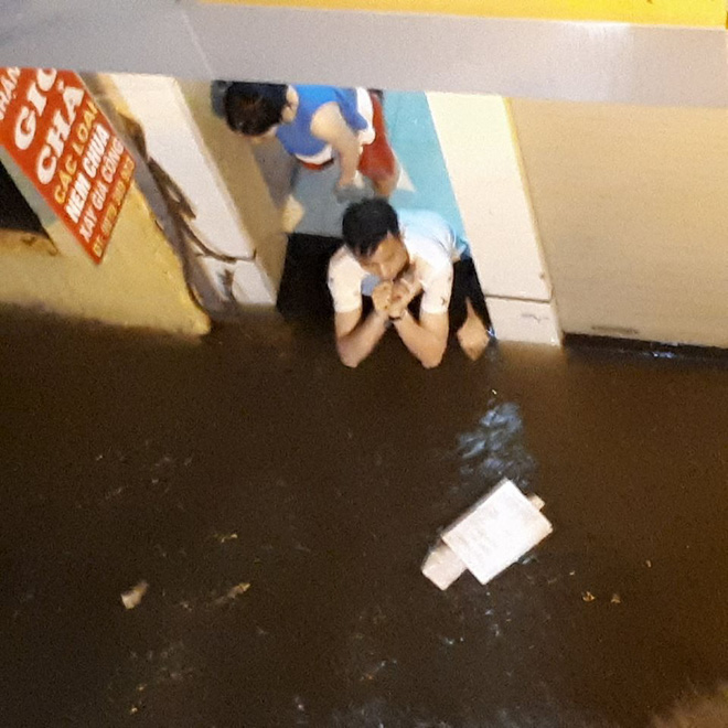Mưa cực lớn, đường phố Hà Nội ngập úng nghiêm trọng lúc nửa đêm - Ảnh 13.