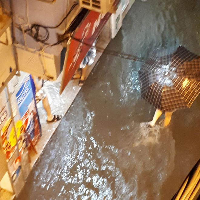 Mưa cực lớn, đường phố Hà Nội ngập úng nghiêm trọng lúc nửa đêm - Ảnh 14.