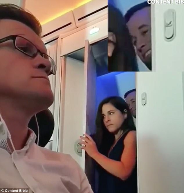 Cặp đôi mờ ám bị quay video cùng bước ra từ toilet máy bay, biểu cảm của anh chàng khiến ai cũng cười ngất - Ảnh 1.
