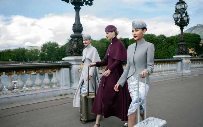 Đặt hẳn thiết kế Haute Couture làm đồng phục cho tiếp viên, Hainan Airlines chắc chắn là hãng hàng không chơi lớn nhất - Ảnh 2.