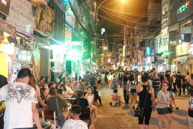 Phụ huynh Sài Gòn thích thú dẫn trẻ nhỏ dạo chơi khi phố Tây Bùi Viện thành phố đi bộ - Ảnh 5.