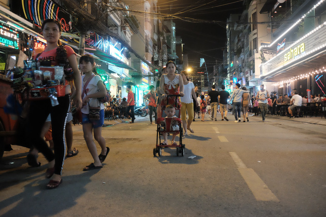 Phụ huynh Sài Gòn thích thú dẫn trẻ nhỏ dạo chơi khi phố Tây Bùi Viện thành phố đi bộ - Ảnh 6.