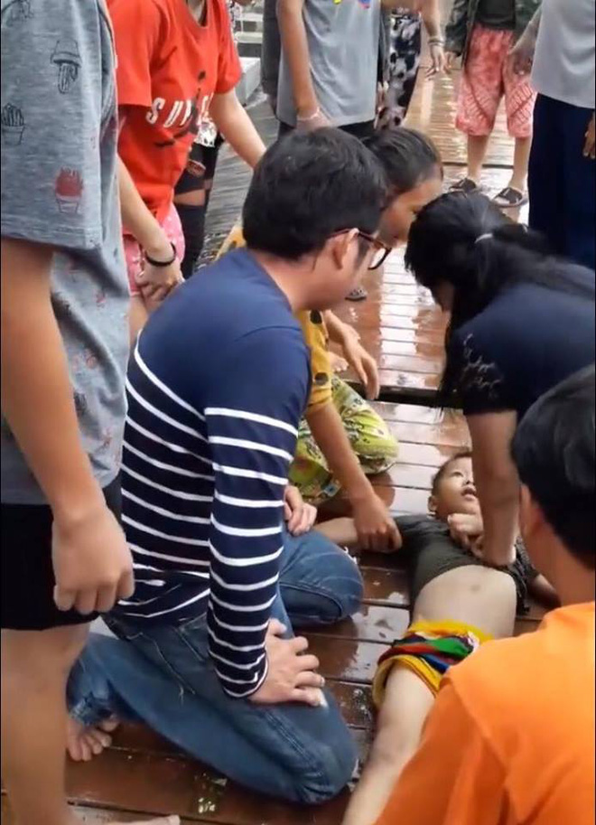 Thái Lan: Bé trai bị rơi xuống hồ nước tưởng chết đuối, bất ngờ điều kỳ diệu đã xảy ra - Ảnh 1.