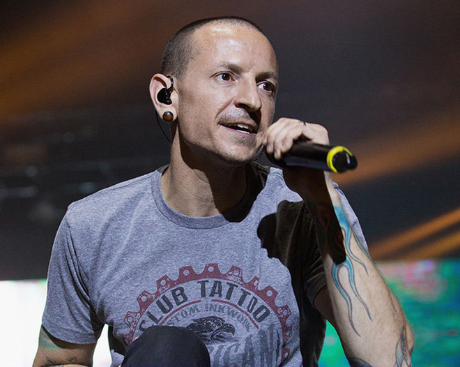 Nam ca sĩ Chester Bennington của huyền thoại Linkin Park tự tử vào đúng ngày sinh nhật bạn thân - Ảnh 1.