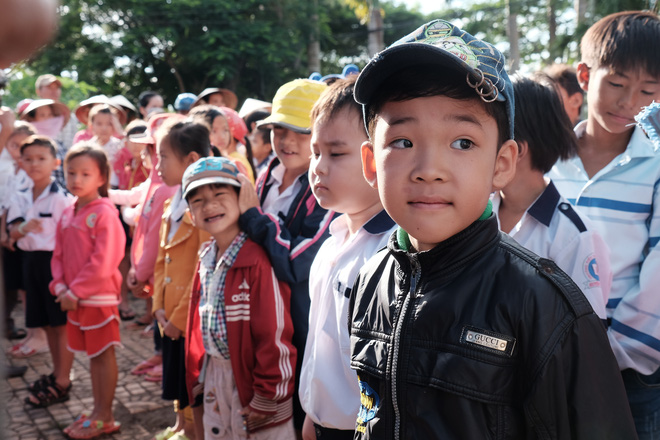 Người già, trẻ nhỏ vùng đất cực nam Tổ quốc đi vỏ lãi háo hức đến nhận quà, khám bệnh miễn phí - Ảnh 6.