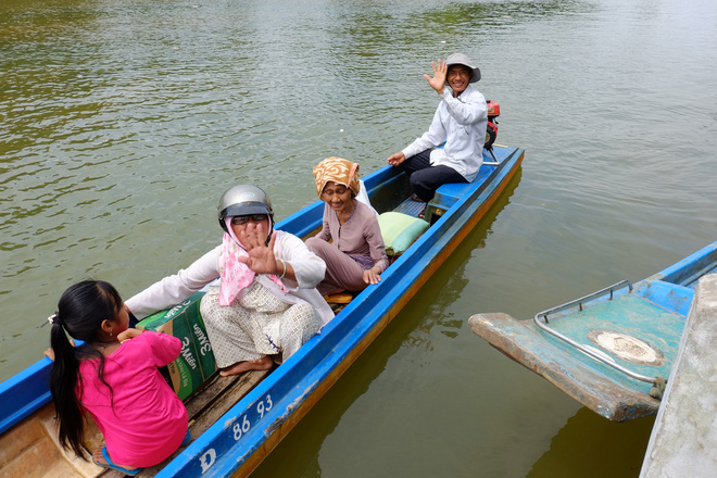 Người già, trẻ nhỏ vùng đất cực nam Tổ quốc đi vỏ lãi háo hức đến nhận quà, khám bệnh miễn phí - Ảnh 16.