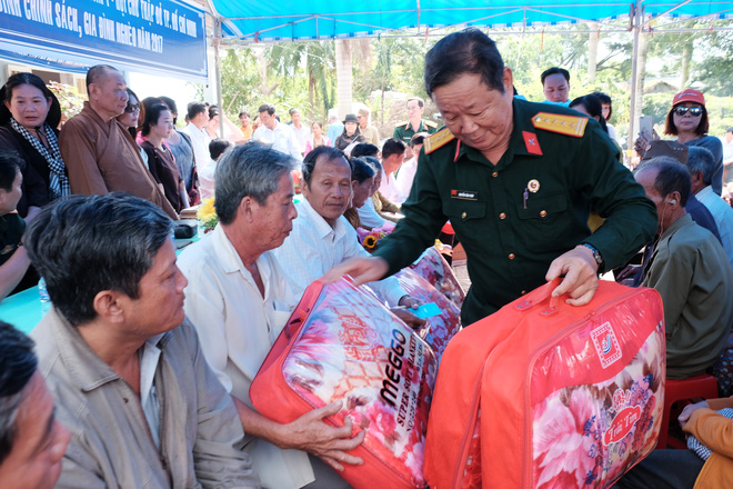 Người già, trẻ nhỏ vùng đất cực nam Tổ quốc đi vỏ lãi háo hức đến nhận quà, khám bệnh miễn phí - Ảnh 2.