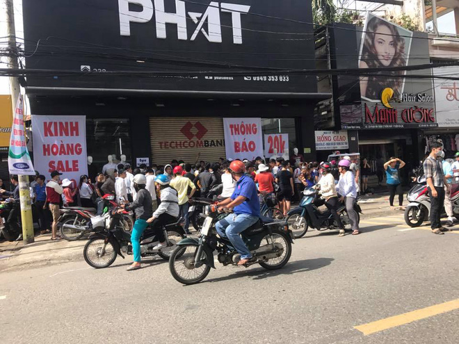 Đồng Nai: Hàng trăm người chen lấn, giẫm đạp lên nhau để mua quần áo giảm giá - Ảnh 1.