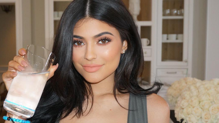 B&aacute;c sĩ cảnh b&aacute;o về t&aacute;c dụng phụ đ&aacute;ng sợ của việc bơm m&ocirc;i, trước khi l&agrave;m đẹp chị em cần phải suy nghĩ kỹ - Ảnh 1.