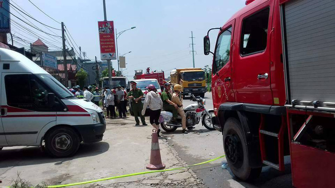 Hà Nội: Cháy lớn tại xưởng làm bánh cạnh quốc lộ 32, đã có thương vong do nạn nhân mắc kẹt bên trong - Ảnh 3.