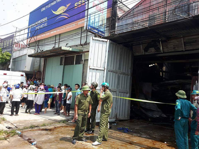 Hà Nội: Cháy lớn tại xưởng làm bánh cạnh quốc lộ 32, đã có thương vong do nạn nhân mắc kẹt bên trong - Ảnh 8.