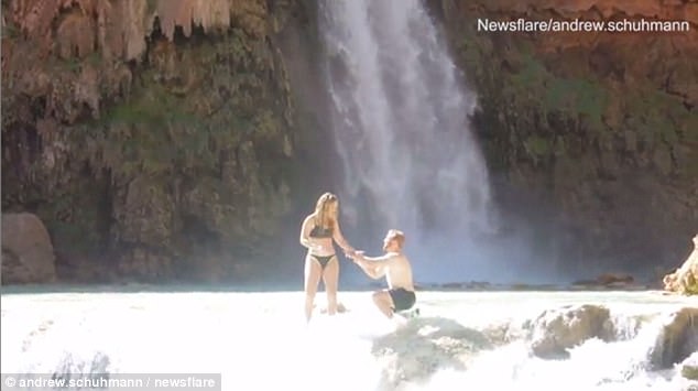 Dự định cầu hôn bạn gái bên thác nước cho hoành tráng, chàng trai không ngờ rơi vào tình huống dở khóc dở cười - Ảnh 2.