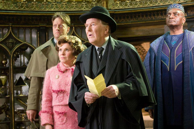 Diễn viên đóng vai Bộ trưởng Bộ Pháp thuật trong Harry Potter qua đời ở tuổi 91 - Ảnh 1.