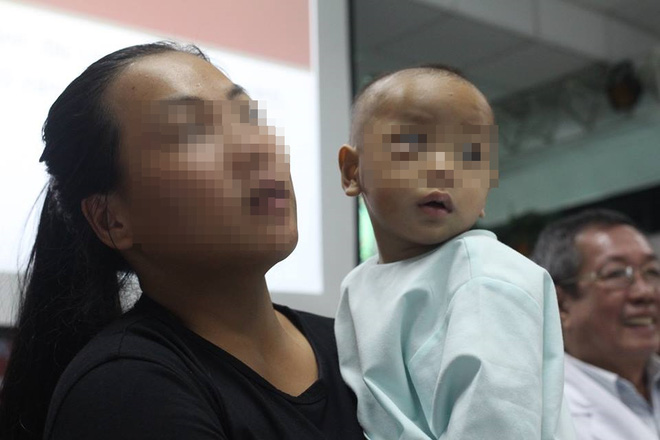 TP.HCM: Mẹ chủ quan không điều trị đầy đủ viêm xoang ở mũi cho con, bé trai 16 tháng tuổi suýt mù mắt phải - Ảnh 4.