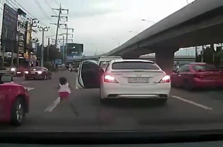 Clip: Thót tim cảnh đứa bé rơi từ ôtô xuống đường thoát nạn nhờ cú co chân - Ảnh 1.