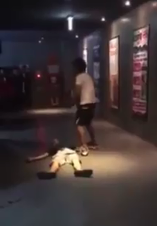 Clip nam thanh niên vừa nhảy múa la hét vừa kéo lê người bạn ngất xỉu trên sàn rạp chiếu phim ở Sài Gòn - Ảnh 3.