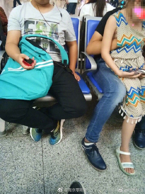 Nam thanh niên ngang nhiên sàm sỡ bé gái ở bến xe mà không hề bị bé phản ứng - Ảnh 1. Nam thanh niên ngang nhiên sàm sỡ bé gái ở bến xe mà không hề bị bé phản ứng - Ảnh 1.