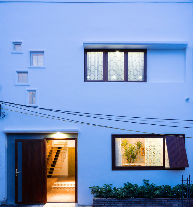 Chỉ 49m² nhưng xanh, sáng, đẹp, sang, ngôi nhà ở Sơn Trà này khiến báo Tây tấm tắc khen - Ảnh 2.