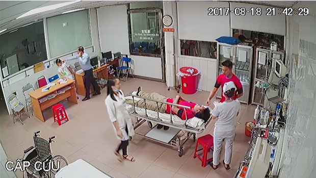 Nghệ An: Nữ bác sĩ bị người đàn ông hành hung ngay tại phòng cấp cứu - Ảnh 1.