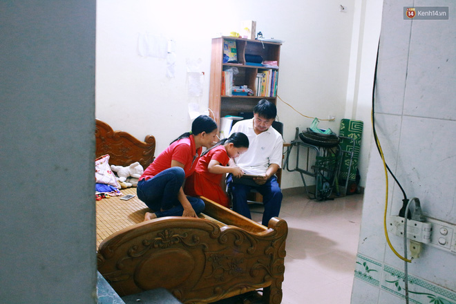 Gặp bé gái gây sốt bởi clip dạy tiếng Việt cho khách nước ngoài ở phố đi bộ Hồ Gươm - Ảnh 1.