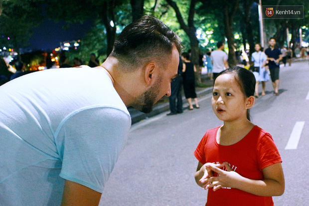 Gặp bé gái gây sốt bởi clip dạy tiếng Việt cho khách nước ngoài ở phố đi bộ Hồ Gươm - Ảnh 2.