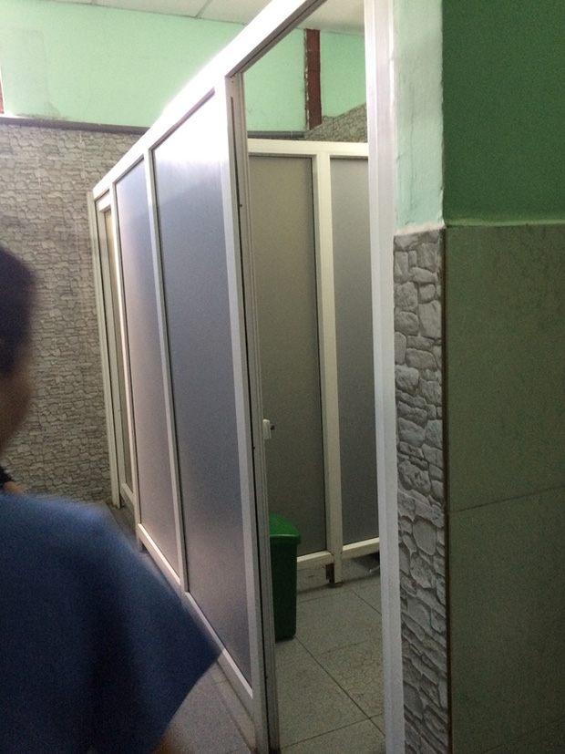 Đẻ trong nhà vệ sinh bệnh viện, người phụ nữ bỏ con vào thùng rác - Ảnh 1.