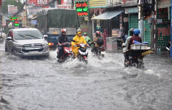 Dự báo thời tiết 28/8: Hai đầu đất nước mưa như trút - Ảnh 1.