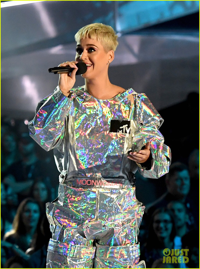 Miley Cyrus freely and boldly touched the dancer's chest on the 2017 MTV VMAs stage - Photo 8.