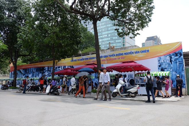 Phố hàng rong đầu tiên ở Sài Gòn khai trương, dân văn phòng rủ nhau xếp hàng mua đồ ăn trưa - Ảnh 2.