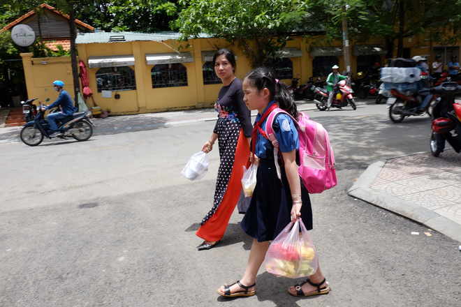 Phố hàng rong đầu tiên ở Sài Gòn khai trương, dân văn phòng rủ nhau xếp hàng mua đồ ăn trưa - Ảnh 5.