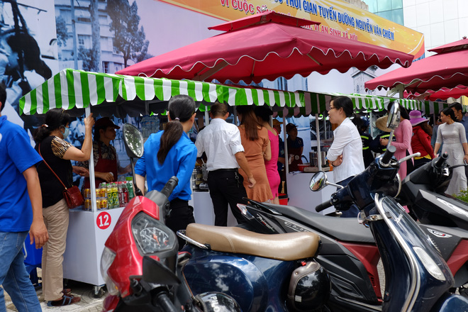 Phố hàng rong đầu tiên ở Sài Gòn khai trương, dân văn phòng rủ nhau xếp hàng mua đồ ăn trưa - Ảnh 14.