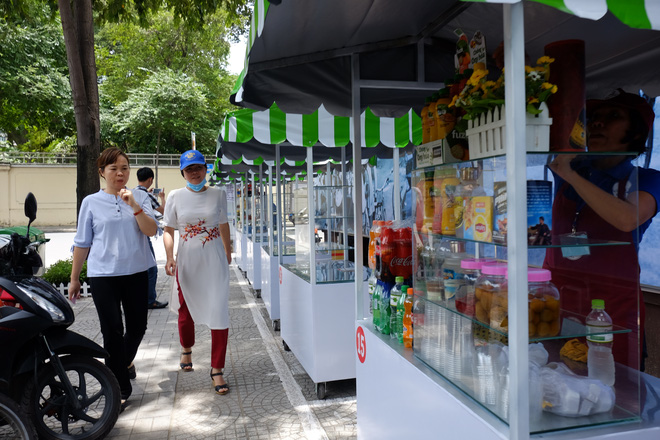 Phố hàng rong đầu tiên ở Sài Gòn khai trương, dân văn phòng rủ nhau xếp hàng mua đồ ăn trưa - Ảnh 4.