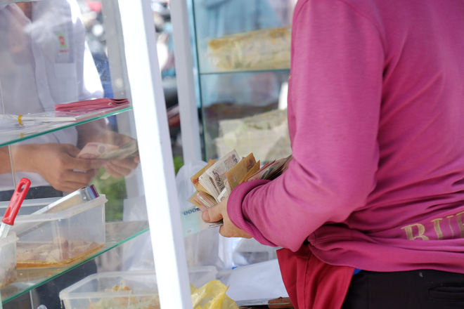Phố hàng rong đầu tiên ở Sài Gòn khai trương, dân văn phòng rủ nhau xếp hàng mua đồ ăn trưa - Ảnh 9.
