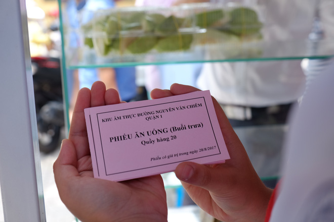 Phố hàng rong đầu tiên ở Sài Gòn khai trương, dân văn phòng rủ nhau xếp hàng mua đồ ăn trưa - Ảnh 7.