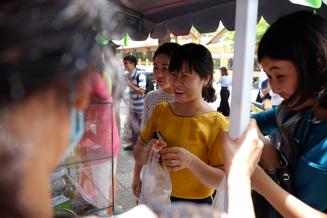 Phố hàng rong đầu tiên ở Sài Gòn khai trương, dân văn phòng rủ nhau xếp hàng mua đồ ăn trưa - Ảnh 13.